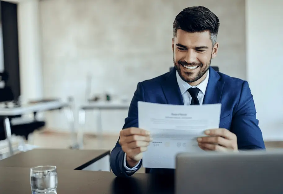 Asesor revisando documentación